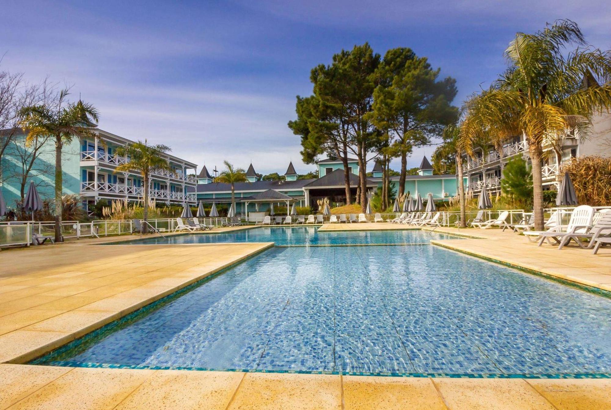 Howard Johnson Hotel & Convention Center Madariaga - 까릴로 외부 사진
