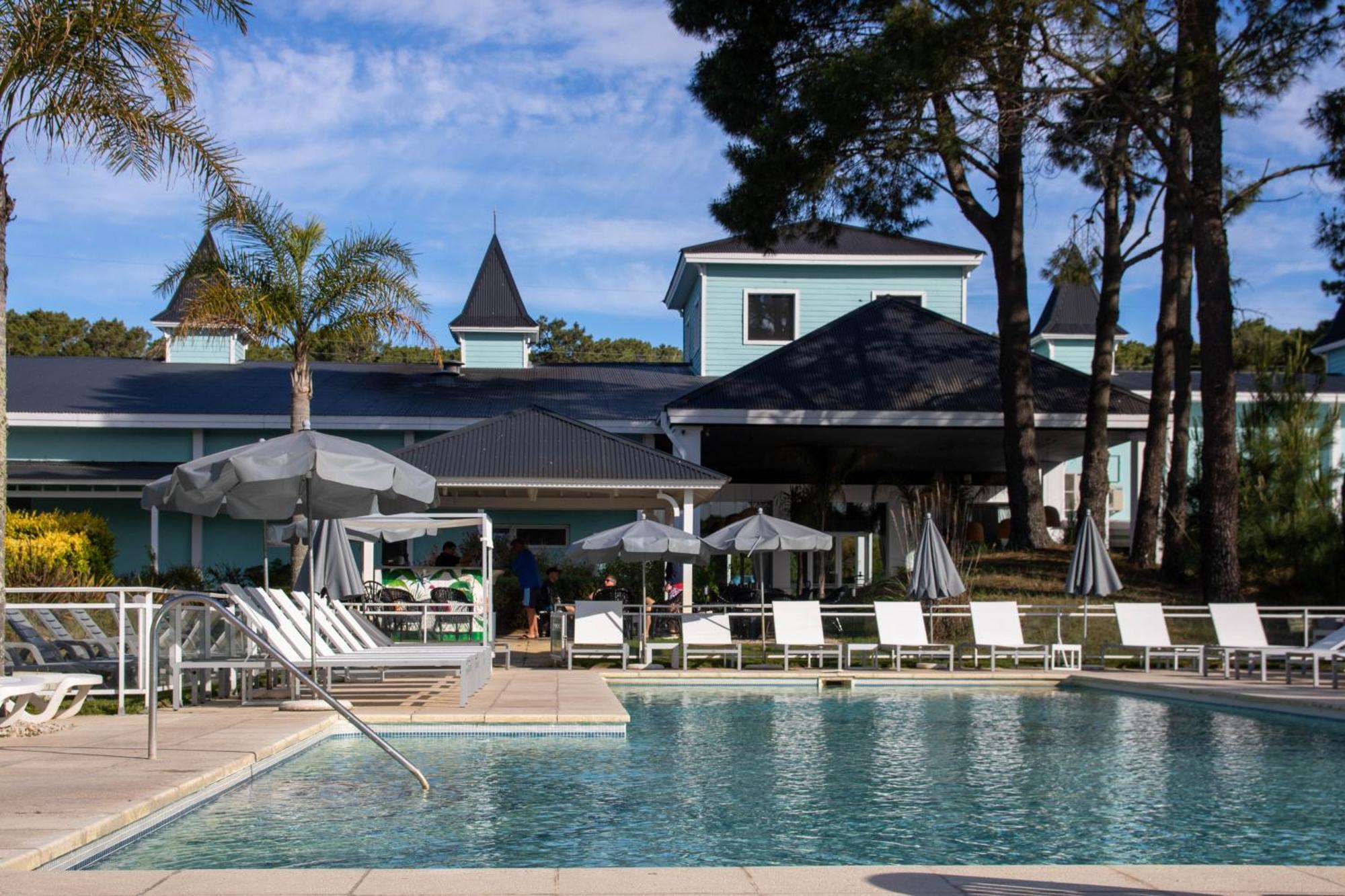 Howard Johnson Hotel & Convention Center Madariaga - 까릴로 외부 사진