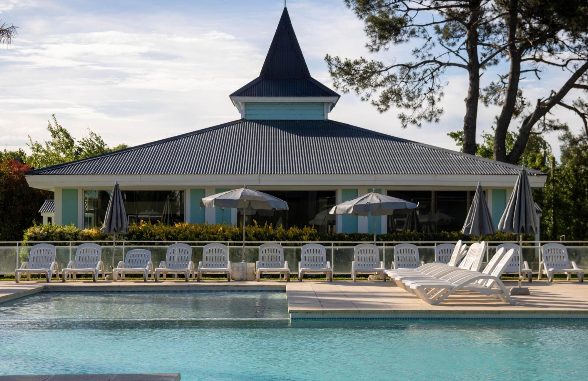 Howard Johnson Hotel & Convention Center Madariaga - 까릴로 외부 사진