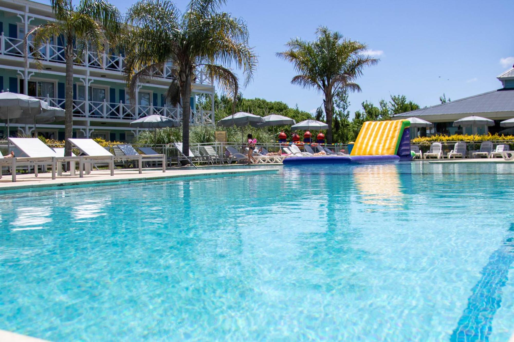 Howard Johnson Hotel & Convention Center Madariaga - 까릴로 외부 사진