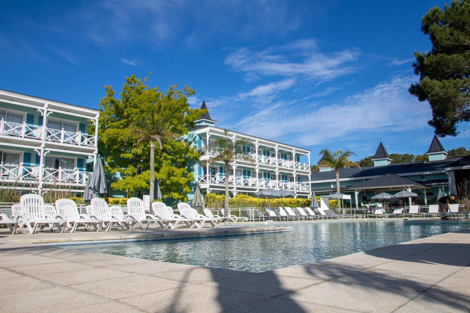 Howard Johnson Hotel & Convention Center Madariaga - 까릴로 외부 사진