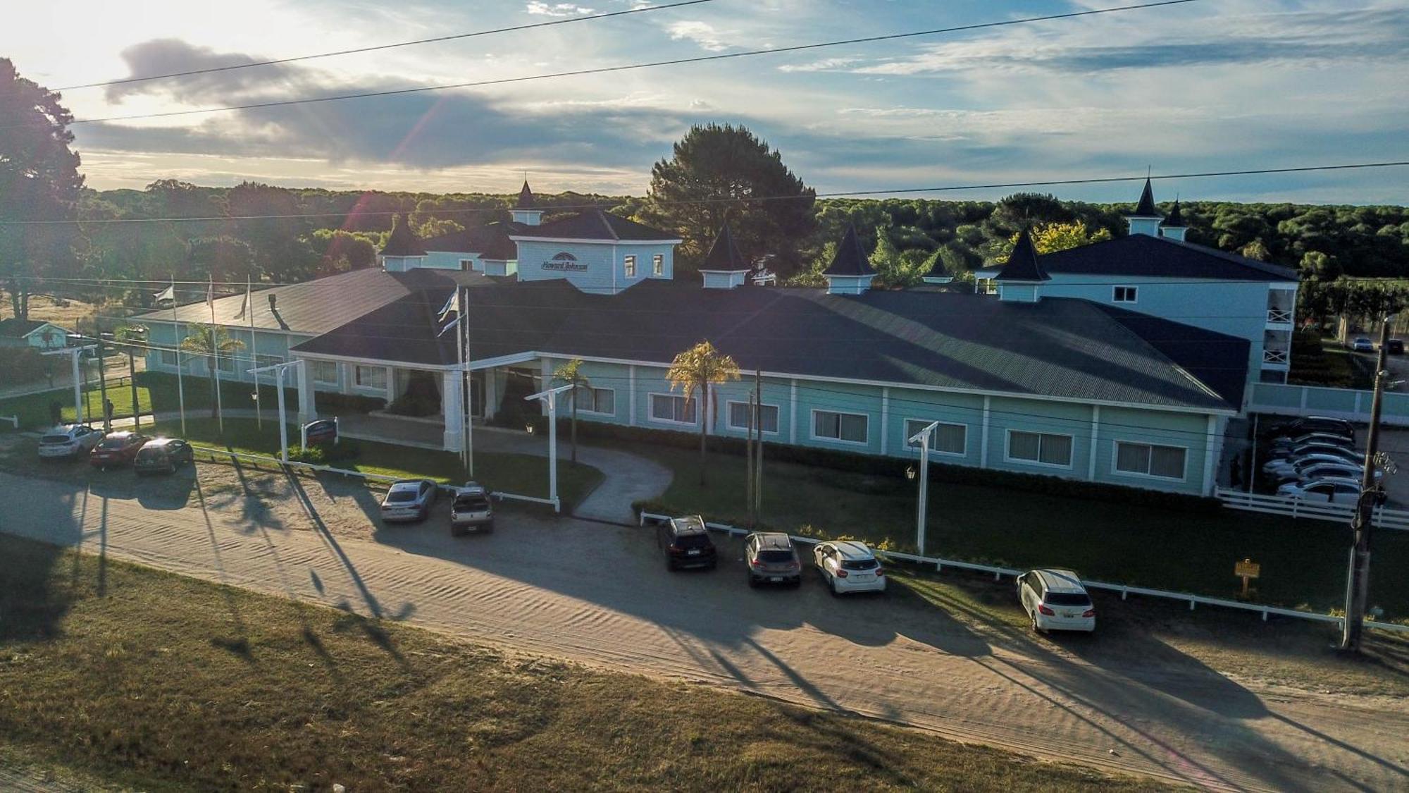 Howard Johnson Hotel & Convention Center Madariaga - 까릴로 외부 사진